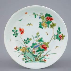 Een Chinees famille verte bord met floraal decor, Kangxi — foto 1