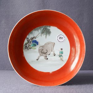Een Chinees famille verte bord met koraalrode rand, Yongzheng merk en periode — foto 3