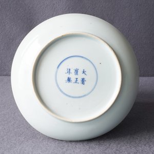 Een Chinees famille verte bord met koraalrode rand, Yongzheng merk en periode — foto 4