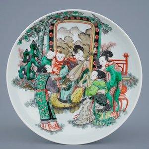 Een Chinees famille verte bord met musicerende dames, 19e eeuw — foto 1