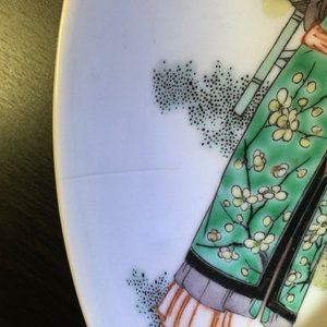 Een Chinees famille verte bord met musicerende dames, 19e eeuw — foto 4