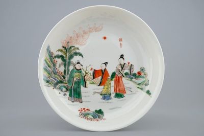 Een Chinees famille verte bord met personages in een tuin, 19/20e eeuw