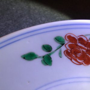 Een Chinees famille verte bord met swastika, Shou-karakters en lotusbloemen, Chenghua merk, Kangxi — foto 7