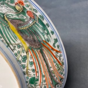 Een Chinees famille verte bord met twee feniksen, Chenghua merk, Kangxi — foto 16
