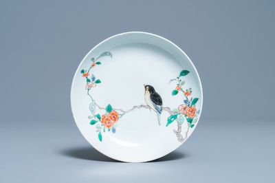 Een Chinees famille verte bordje met een vogel op een bloesemtak, Kangxi