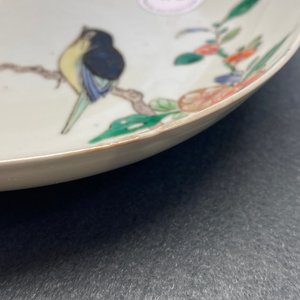Een Chinees famille verte bordje met een vogel op een bloesemtak, Kangxi — foto 9