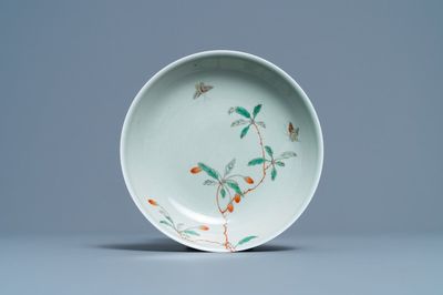 Een Chinees famille verte celadon-geglazuurd bord, Wanli merk, Kangxi/Yongzheng