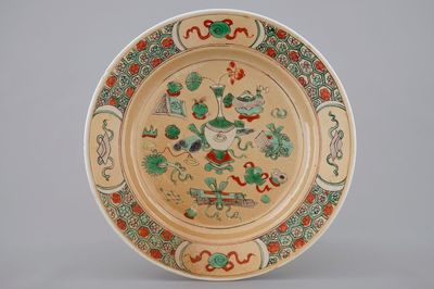 Een Chinees famille verte op zeemleer ondergrond bord met kostbaarhedendecor, Kangxi