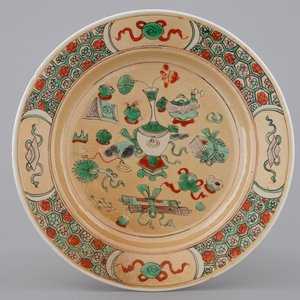 Een Chinees famille verte op zeemleer ondergrond bord met kostbaarhedendecor, Kangxi — foto 1
