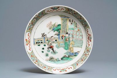 Een Chinees famille verte 'Romance of the Western chamber' bord, Kangxi