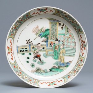 Een Chinees famille verte 'Romance of the Western chamber' bord, Kangxi — foto 1