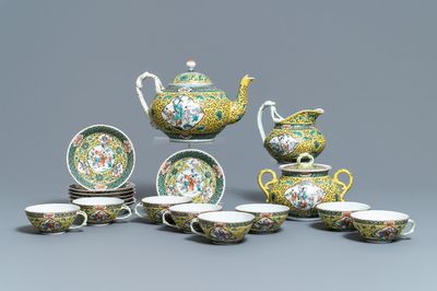 Een Chinees famille verte theeservies met gele fondkleur, 19e eeuw