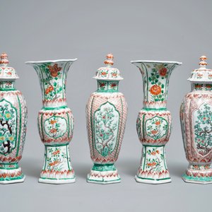 Een Chinees famille verte vijfdelig kaststel met floraal decor, Kangxi — foto 4