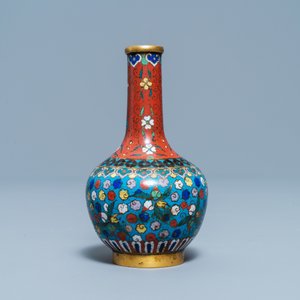 Een Chinees flesvormig cloisonné vaasje, 18/19e eeuw — foto 4