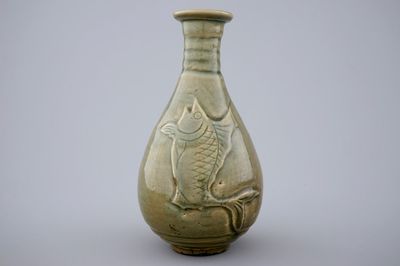 Een Chinees flesvormig vaasje met donker celadon decor van vissen, 19/20e eeuw