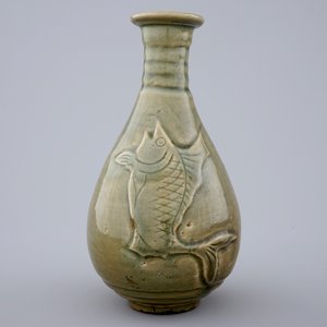 Een Chinees flesvormig vaasje met donker celadon decor van vissen, 19/20e eeuw — foto 1