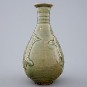 Een Chinees flesvormig vaasje met donker celadon decor van vissen, 19/20e eeuw — foto 4