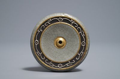 Een Chinees ge-type scrollgewicht met craquelé glazuur, Qianlong merk, 19/20e eeuw