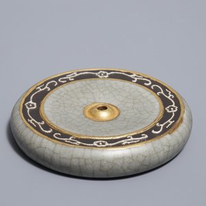 Een Chinees ge-type scrollgewicht met craquelé glazuur, Qianlong merk, 19/20e eeuw — foto 2