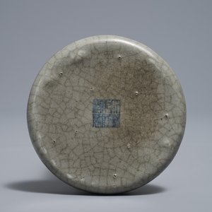 Een Chinees ge-type scrollgewicht met craquelé glazuur, Qianlong merk, 19/20e eeuw — foto 3