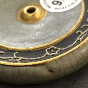 Een Chinees ge-type scrollgewicht met craquelé glazuur, Qianlong merk, 19/20e eeuw — foto 5