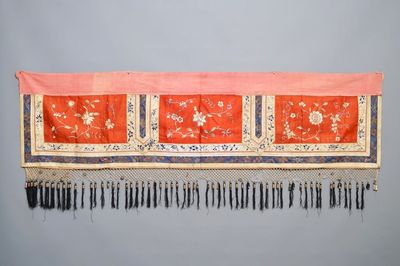 Een Chinees geborduurd zijden altaardoek, 19/20e eeuw