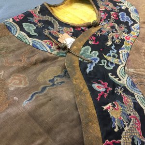 Een Chinees geborduurd zijden gewaad met acht draken op een bruine fondkleur, Qianlong — foto 16