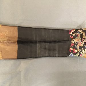 Een Chinees geborduurd zijden gewaad met acht draken op een bruine fondkleur, Qianlong — foto 19