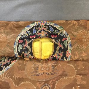 Een Chinees geborduurd zijden gewaad met acht draken op een bruine fondkleur, Qianlong — foto 21