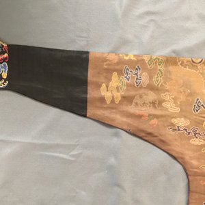 Een Chinees geborduurd zijden gewaad met acht draken op een bruine fondkleur, Qianlong — foto 28