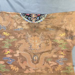 Een Chinees geborduurd zijden gewaad met acht draken op een bruine fondkleur, Qianlong — foto 29