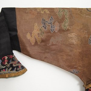 Een Chinees geborduurd zijden gewaad met acht draken op een bruine fondkleur, Qianlong — foto 3