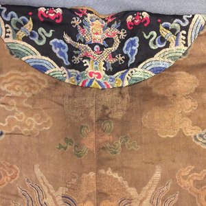Een Chinees geborduurd zijden gewaad met acht draken op een bruine fondkleur, Qianlong — foto 34