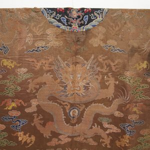 Een Chinees geborduurd zijden gewaad met acht draken op een bruine fondkleur, Qianlong — foto 6