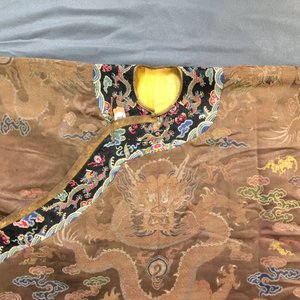 Een Chinees geborduurd zijden gewaad met acht draken op een bruine fondkleur, Qianlong — foto 8