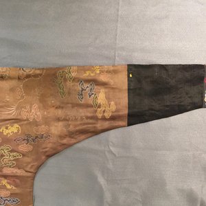 Een Chinees geborduurd zijden gewaad met acht draken op een bruine fondkleur, Qianlong — foto 9