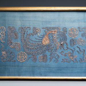 Een Chinees geborduurd zijden jasje, een rok en een mouwfragment, Qing — foto 3