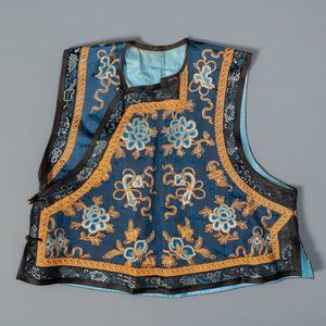Een Chinees geborduurd zijden jasje, een rok en een mouwfragment, Qing — foto 7