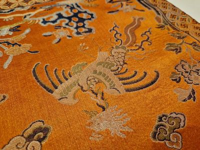 Een Chinees geborduurd zijden 'kesi' doek met  boeddhistische leeuwen en feniksen, 19e eeuw — foto 19