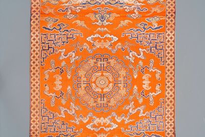 Een Chinees geborduurd zijden 'kesi' doek met  boeddhistische leeuwen en feniksen, 19e eeuw — foto 5