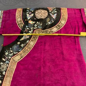 Een Chinees geborduurd zijden Manchu dameskleed met roze fondkleur, 19e eeuw — foto 11
