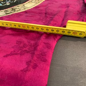 Een Chinees geborduurd zijden Manchu dameskleed met roze fondkleur, 19e eeuw — foto 12