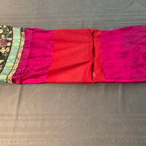 Een Chinees geborduurd zijden Manchu dameskleed met roze fondkleur, 19e eeuw — foto 13