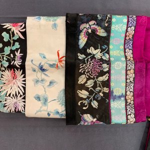 Een Chinees geborduurd zijden Manchu dameskleed met roze fondkleur, 19e eeuw — foto 14