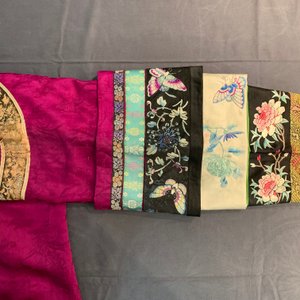 Een Chinees geborduurd zijden Manchu dameskleed met roze fondkleur, 19e eeuw — foto 16