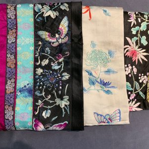 Een Chinees geborduurd zijden Manchu dameskleed met roze fondkleur, 19e eeuw — foto 27