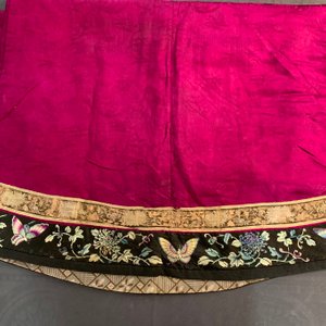 Een Chinees geborduurd zijden Manchu dameskleed met roze fondkleur, 19e eeuw — foto 29