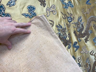 Een Chinees geborduurd zijden paneel met zestien vijfklauwige draken op een gele fondkleur, Da Ming 大明 merk, 19e eeuw — foto 12