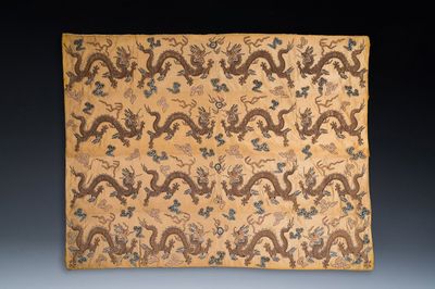 Een Chinees geborduurd zijden paneel met zestien vijfklauwige draken op een gele fondkleur, Da Ming 大明 merk, 19e eeuw
