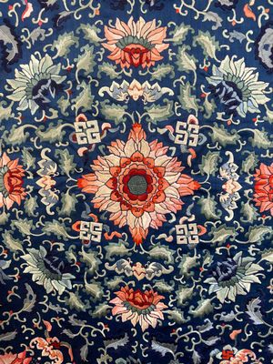 Een Chinees geborduurd zijden troonkleed met blauwe fondkleur, 18/19e eeuw — foto 4